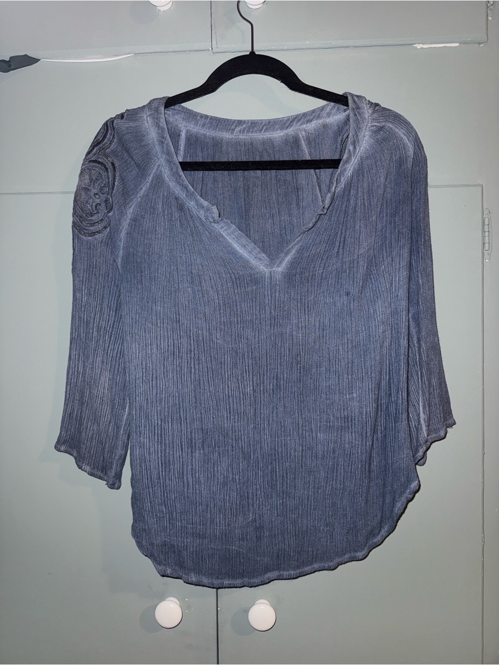 Francesca’s Women's Washed Slate V-Neck Pleated Top - Gray